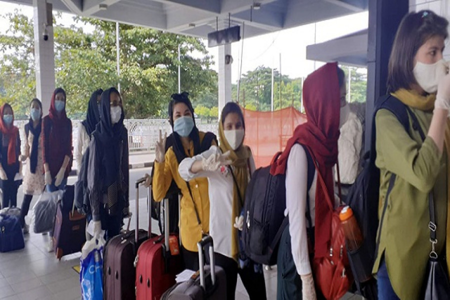 বাংলাদেশ ছেড়েছেন ১১০ আফগান শিক্ষার্থী