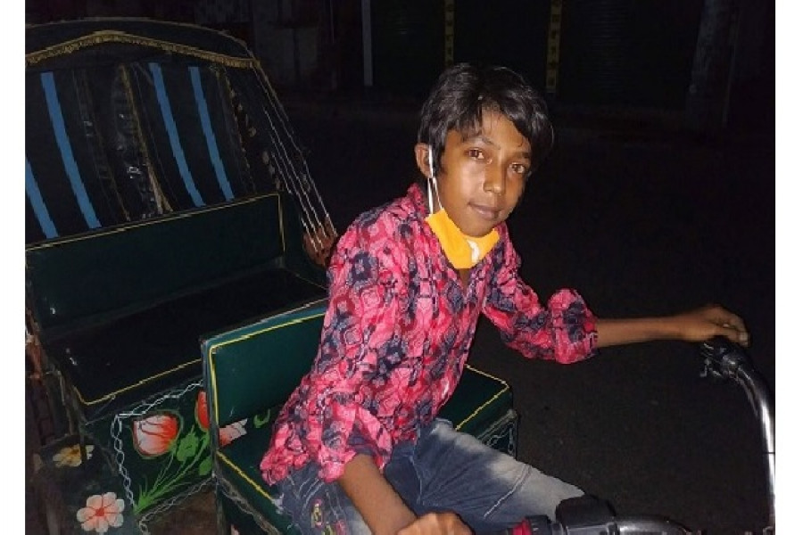 রিক্সা চালাচ্ছে মিদুল