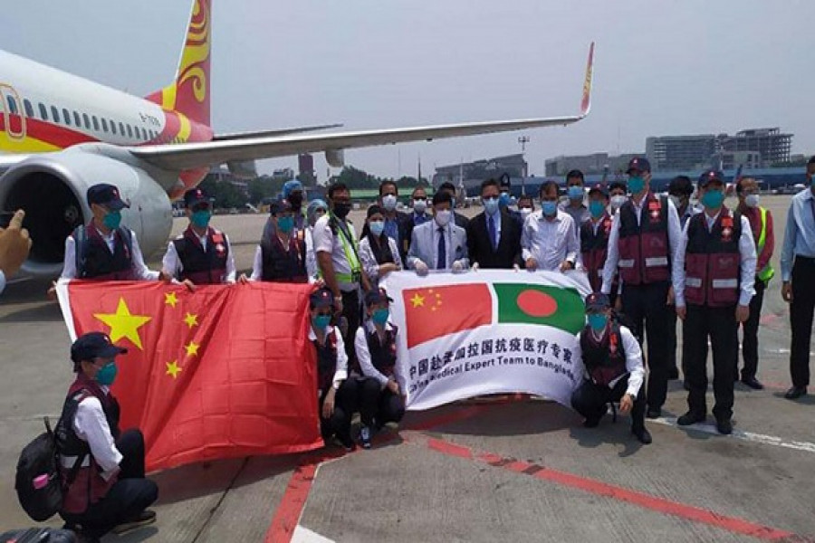 করোনা মোকাবিলায় চীনা মেডিকেল টিম ঢাকায় 