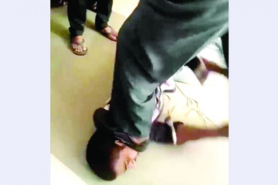 এক পা মাথার ওপর আরেক পা হাতে রেখে বর্বর নির্যাতন (ভিডিও) 