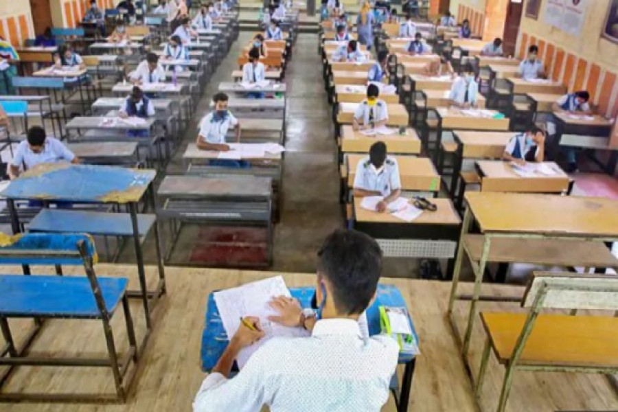 মুসলিম পরীক্ষার্থীদের আলাদা করে বসানো হল খোলা ছাদের চড়া রোদে!