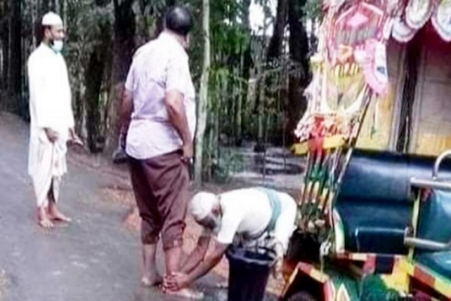 বয়স্ক ব্যক্তিকে দিয়ে পা ধুয়ে নিলেন ইউপি চেয়ারম্যান, ছবি ভাইরাল