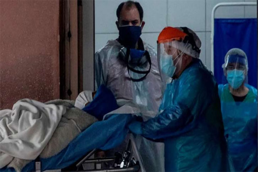 রোগীকে বাঁচাতে চিকিৎসকদের প্রাণপণ চেষ্টা