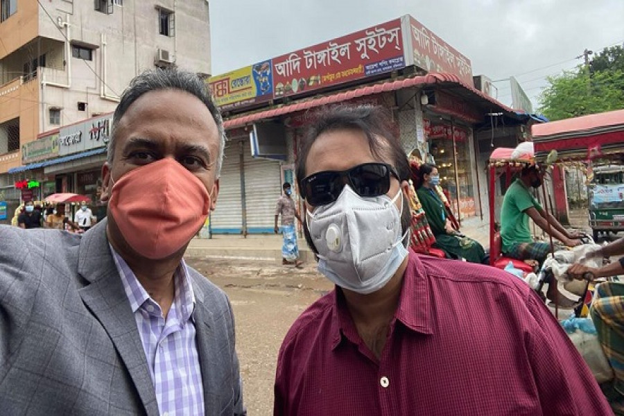 কোয়ারেন্টাইন মুক্ত ডা. ফেরদৌস (বাঁয়ে)