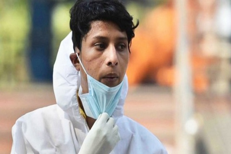 করোনায় মৃতদের লাশ সৎকার করে সংসার চলছে কলেজছাত্রের!