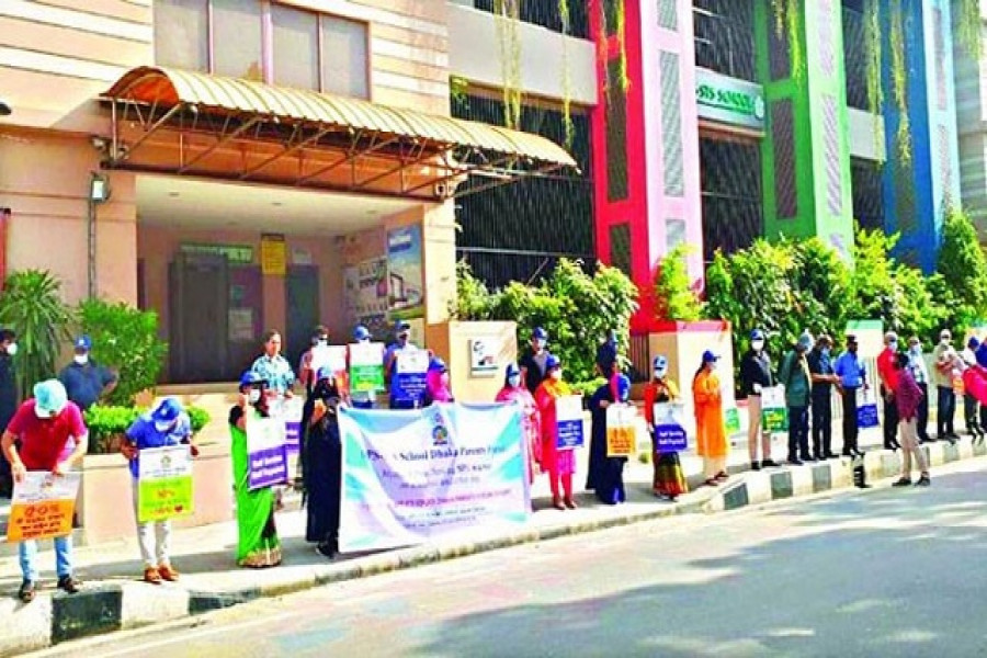 মঙ্গলবার রাজধানীর উত্তরার দিল্লি পাবলিক স্কুলের (ডিপিএস) ক্ষুব্ধ অভিভাবকরা মানববন্ধন করেছেন