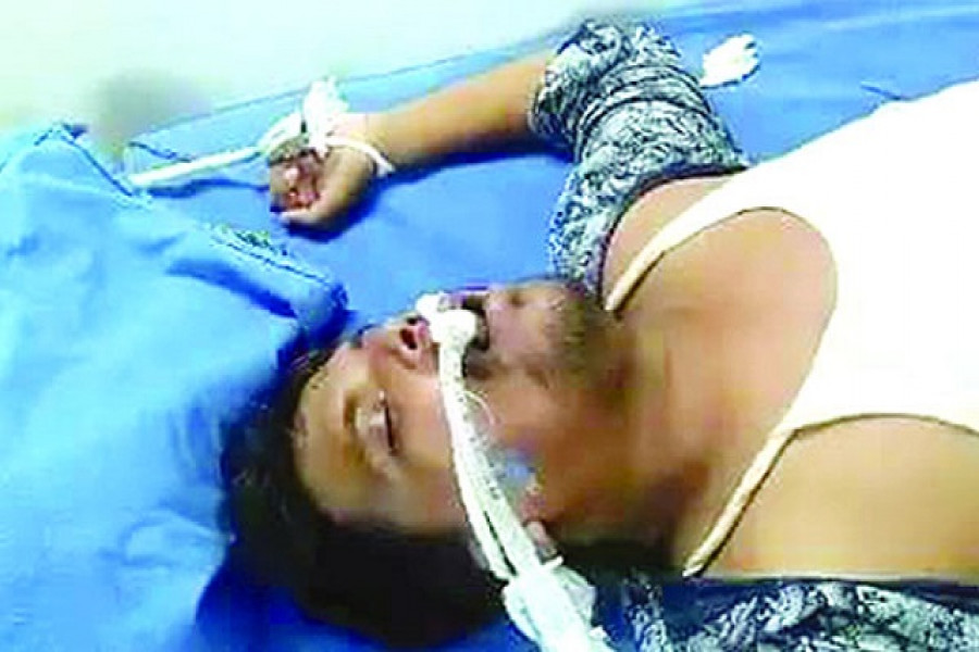 হাসপাতালে কথিত আইসিইউতে এভাবেই হাত বেঁধে রাখা হয় মৃত রোগীকে। টাকার জন্য আটকে রাখা হয় লাশ