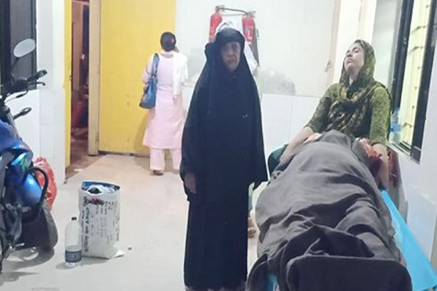 আটকে রাখা লাশের পাশে স্বজনরা