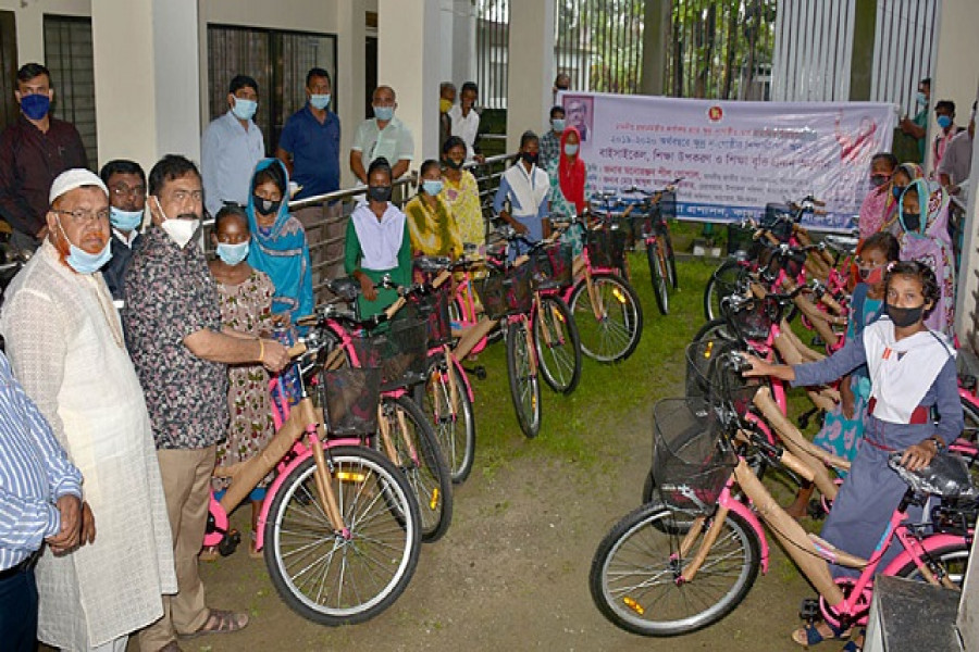 ক্ষুদ্র নৃ-গোষ্ঠীর ৩০ শিক্ষার্থী পেল বাইসাইকেল 