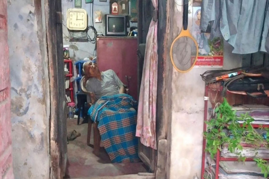 করোনা উপসর্গ নিয়ে চেয়ারে বসেই মারা গেলেন আইনজীবী