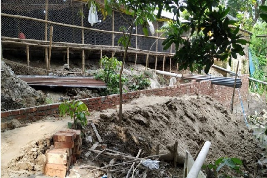 কলেজের জমি থেকে মাটি কেটে অধ্যক্ষের পোলট্রি খামারের পাশে একটি ডোবা ভরাট করা হচ্ছে