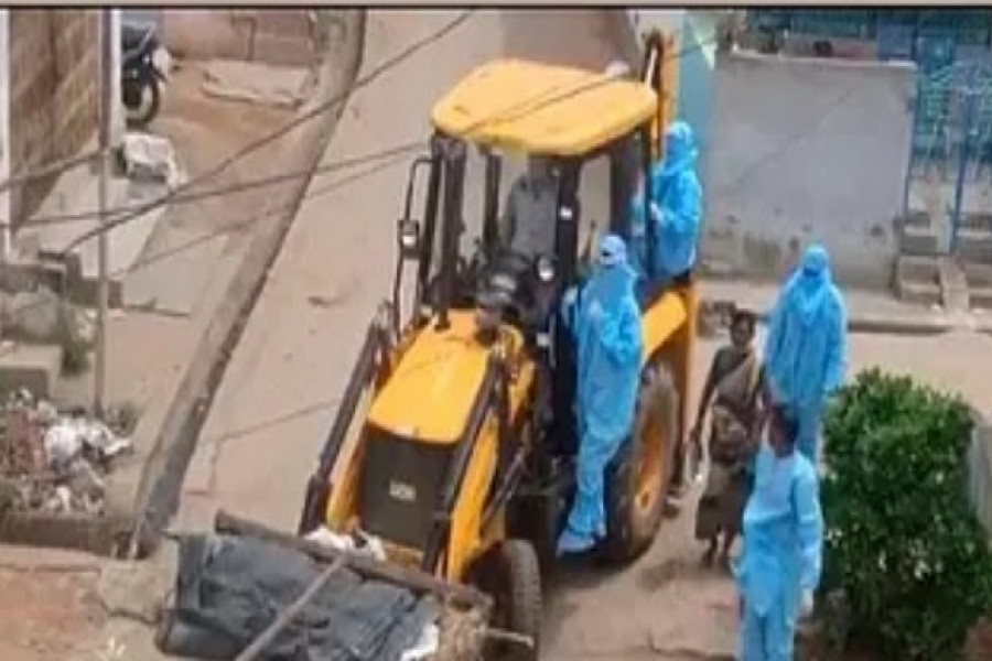 বুলডোজার দিয়ে সরানো হচ্ছে করোনা মৃতদেহ, প্রকাশ্যে চাঞ্চল্যকর ভিডিও 