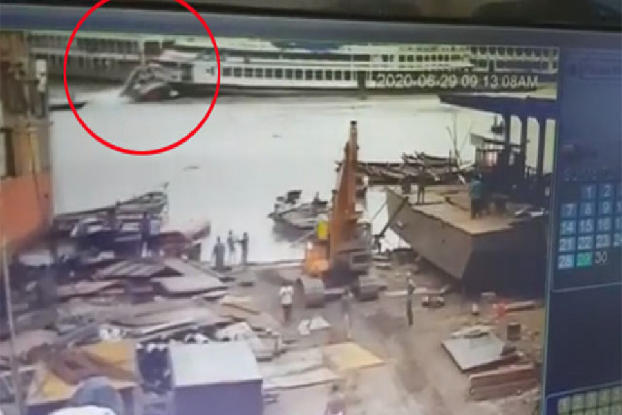 মুহূর্তের মধ্যে ছোট্ট লঞ্চটিকে পিষে দেয়া হয়