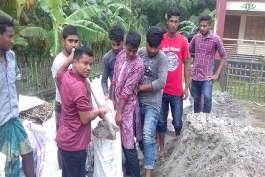 আয়কর কর্মকর্তা ও ছাত্র-জনতার উদ্যোগে ধস থেকে রক্ষা পেল স্কুল 