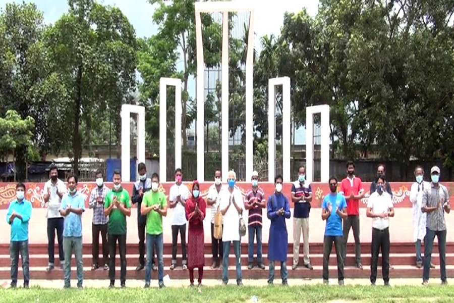 করোনা যোদ্ধাদের জন্য এক মিনিটের করতালি