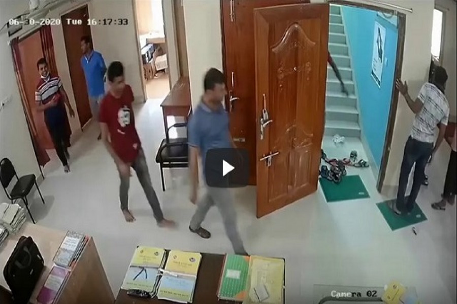 সরকারি কর্মকর্তাকে পিটিয়ে বরখাস্ত অতিরিক্ত পুলিশ সুপার (ভিডিও)