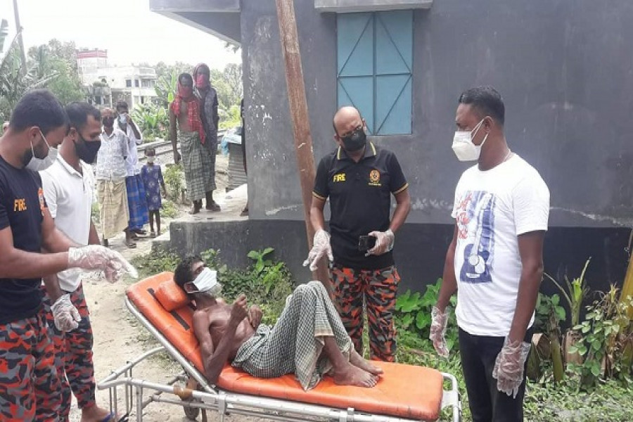 করোনার ভয়ে বৃদ্ধকে জঙ্গলে ফেলে দিল ছেলেরা!