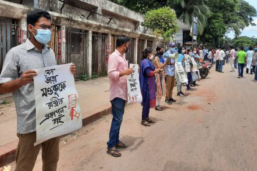 শিক্ষার্থীদের সনদ-মালামাল ফেলে দেওয়ার প্রতিবাদে রাজধানীতে বিক্ষোভ
