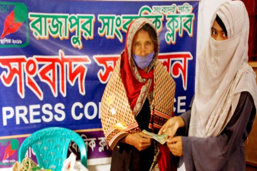 বৃদ্ধার হাতে টাকা তুলে দিচ্ছেন কলেজছাত্রী