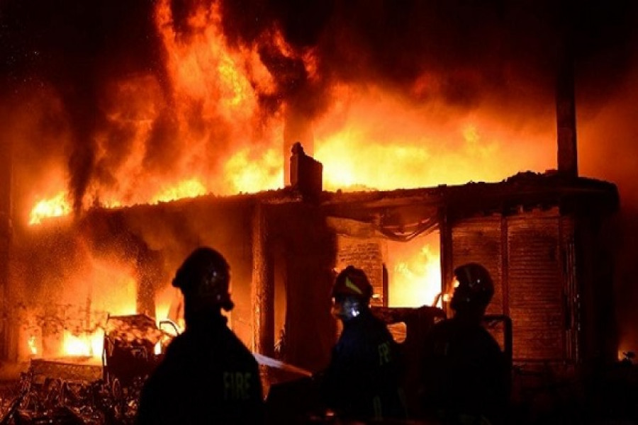 বনশ্রীতে রঙের কারখানায় অগ্নিকাণ্ড