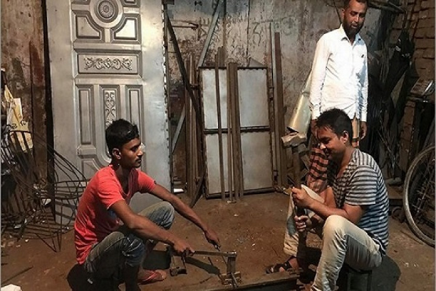 রাজশাহীতে এই কলেজ শিক্ষক বাধ্য হয়ে এখন গ্রিল শ্রমিকের কাজ করছেন