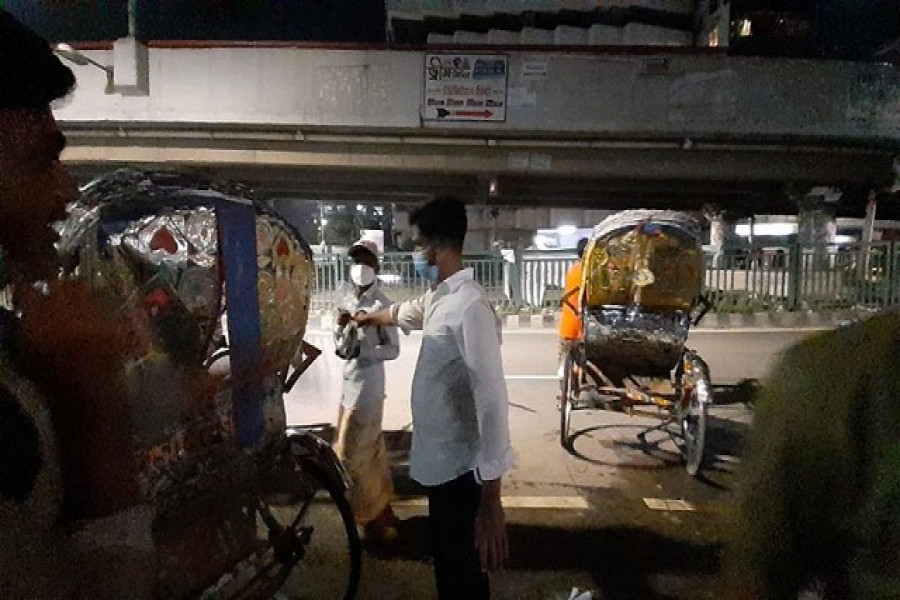 রিক্সাচালকদের ফরমালিনমুক্ত আম দিল ছাত্র অধিকার পরিষদ