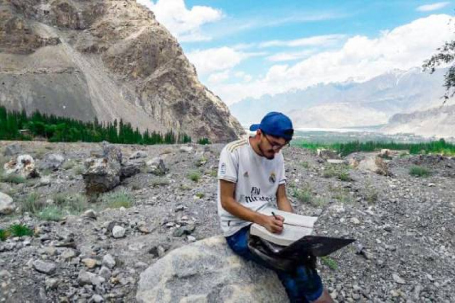 রাশিদ কামিল পাহাড়ে উঠে অনলাইন ক্লাসে যুক্ত হয়েছেন