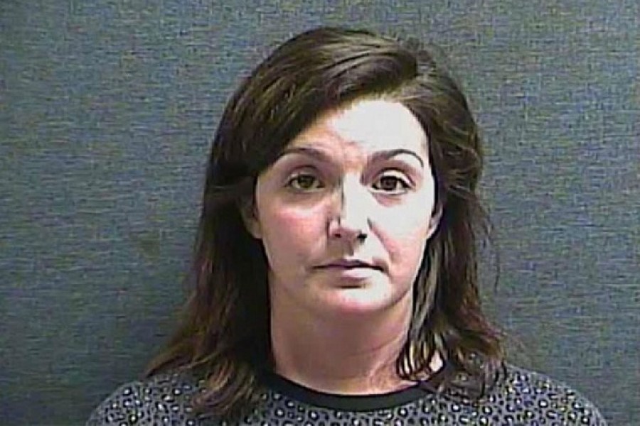 ছাত্র ধর্ষণ করে ভিডিও, যুক্তরাষ্ট্রে স্কুল শিক্ষিকা আটক 