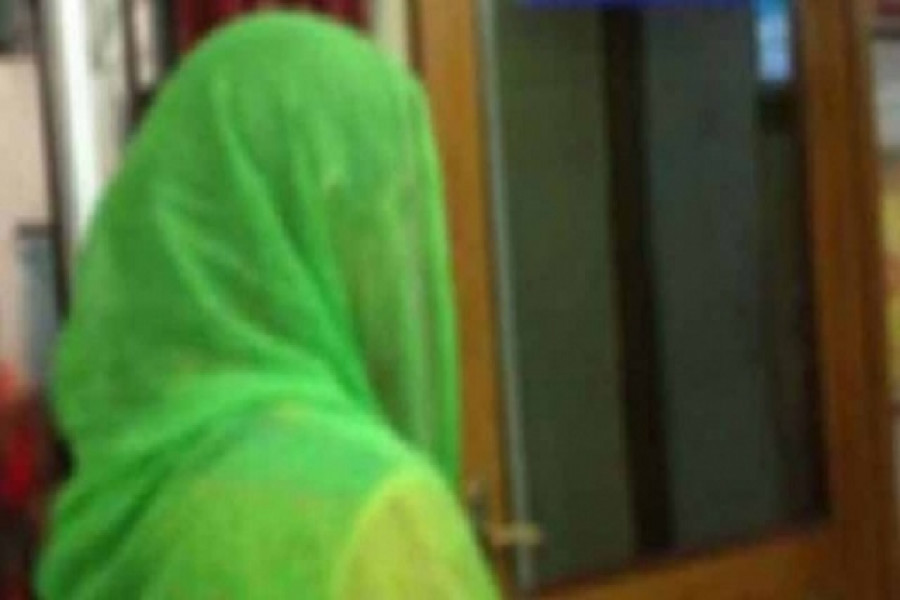 স্ত্রীর মর্যাদা পেতে সেনা সদস্যের বাড়িতে অনশন কলেজছাত্রীর