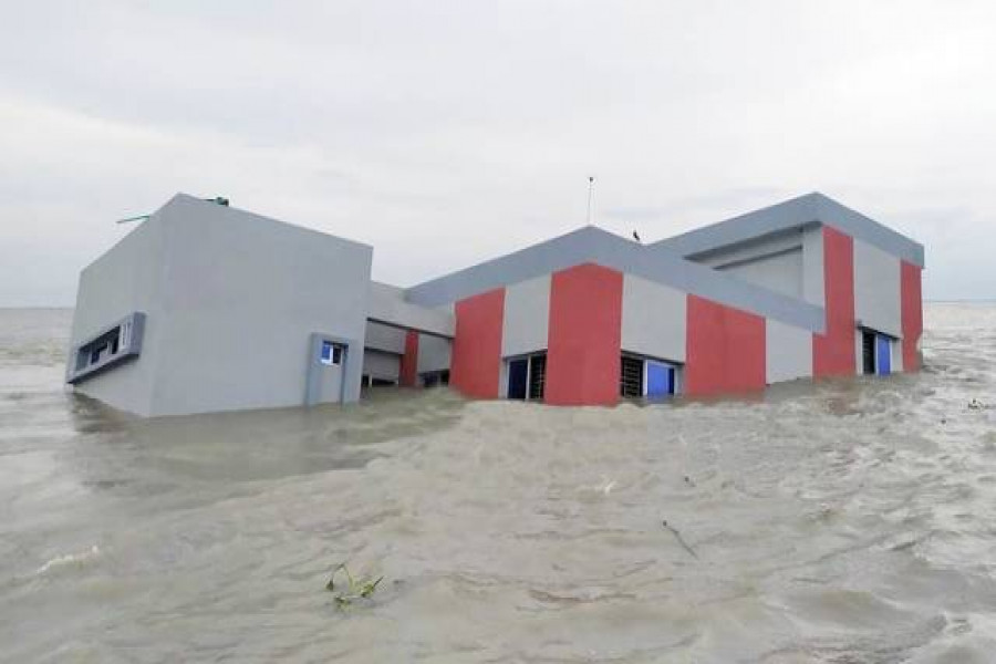 উদ্বোধনের আগে ডুবে গেল তিনতলা বিদ্যালয়টি