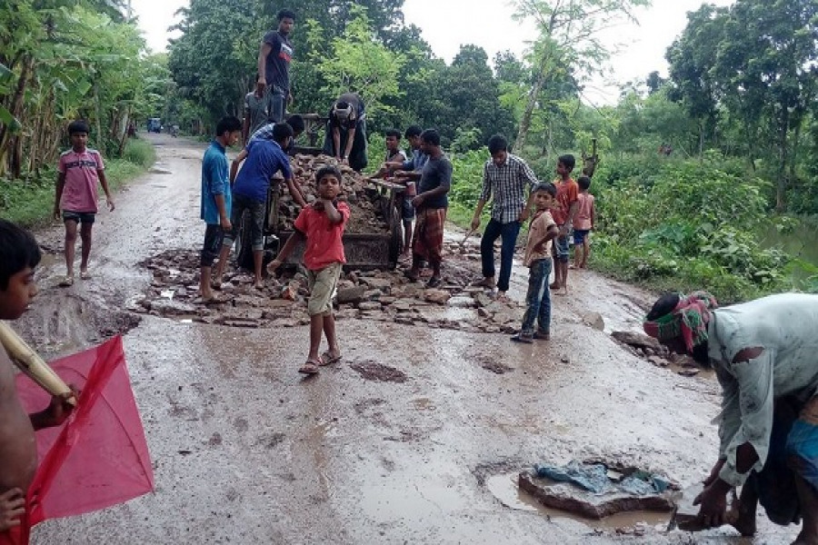 বর্ষায় ভাঙ্গা সড়ক মেরামতে বিশ্ববিদ্যালয়ের শিক্ষার্থীরা