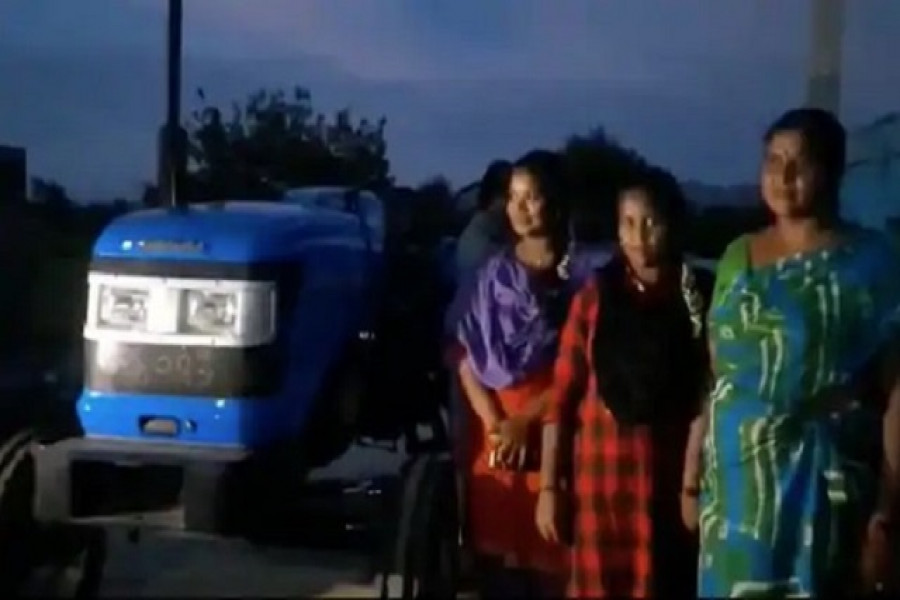 দুই মেয়েকে নিয়ে লাঙল টানছেন বাবা, দেখে ট্র্যাক্টর কিনে দিলেন সোনু সুদ!