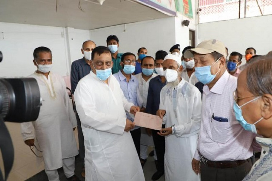 নিজের জমানো মুক্তিযোদ্ধা ভাতা বিলিয়ে দিলেন মন্ত্রী