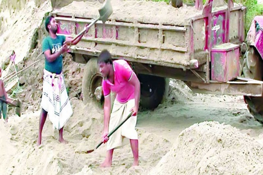 করোনার কারণে জবি ছাত্র এখন দিনমজুর