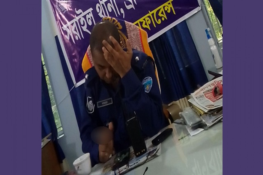 থানায় বসে ওসির ধূমপান, ছবি ভাইরাল