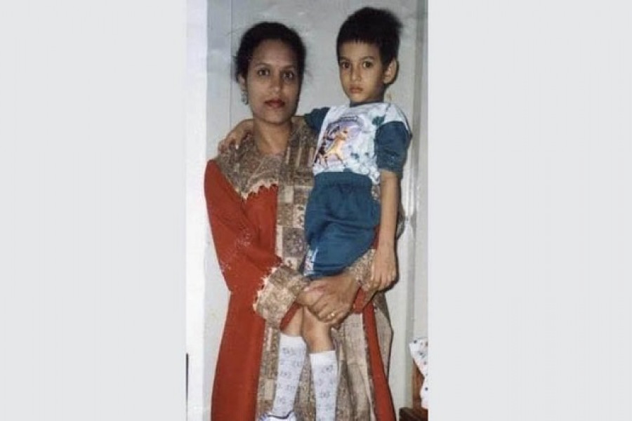 মায়ের কোলে শিশুকালে আলভী।

