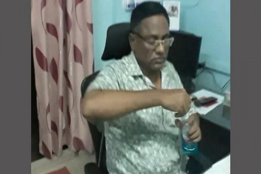 হাত স্যানিটাইজ করে ঘুষ নেওয়া সেই ওসিকে স্ট্যান্ড রিলিজ