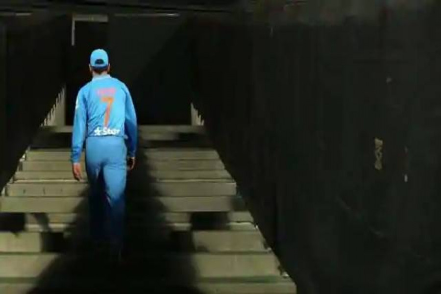 ক্রিকেট থেকে অবসর ঘোষণা ধোনির