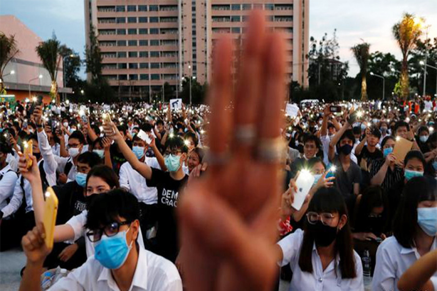 গণতন্ত্রের দাবিতে শিক্ষার্থীদের বিক্ষোভ, উত্তাল থাইল্যান্ড