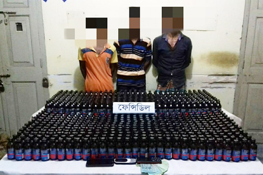 ৭২৭ বোতল ফেন্সিডিলসহ তিন মাদক ব্যবসায়ী আটক