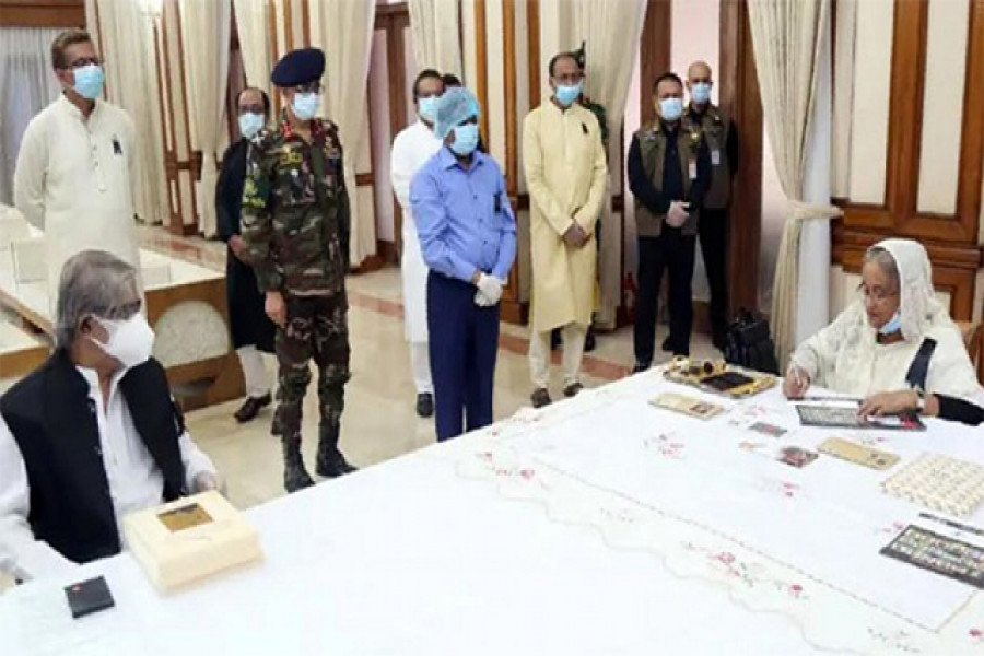 করোনা নিয়ে প্রধানমন্ত্রীর সামনে, ডাকের ডিজিকে নোটিশ