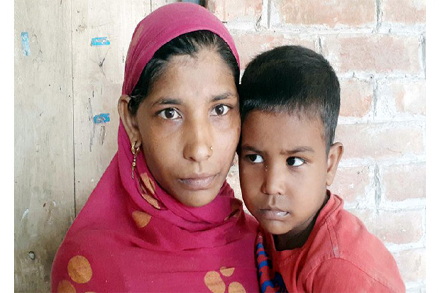 শ্রীমতি সুনিয়া সাউ ও সঙ্গে তার তিন বছরের সন্তান