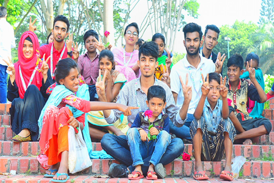 পথশিশুদের সঙ্গে বিশ্ববিদ্যালয় শিক্ষার্থীরা