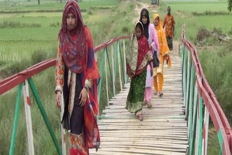 গ্রামবাসীকে সেতু উপহার দিলেন করোনায় ঘরবন্দী শিক্ষার্থীরা