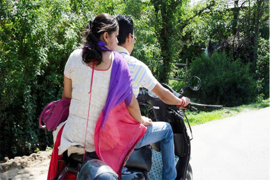 অন্তঃসত্ত্বা স্ত্রীকে পরীক্ষাকেন্দ্রে পৌঁছাতে ১৩শ কি.মি পাড়ি দিলেন যুবক