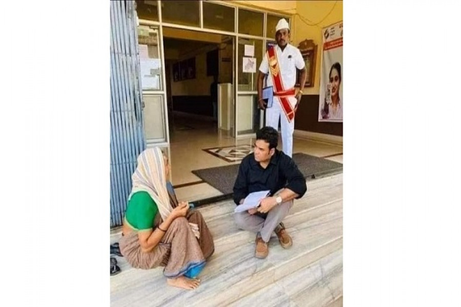 উপরে যেতে পারছিলেন না বৃদ্ধা, সিঁড়িতেই আদালত বসালেন বিচারক