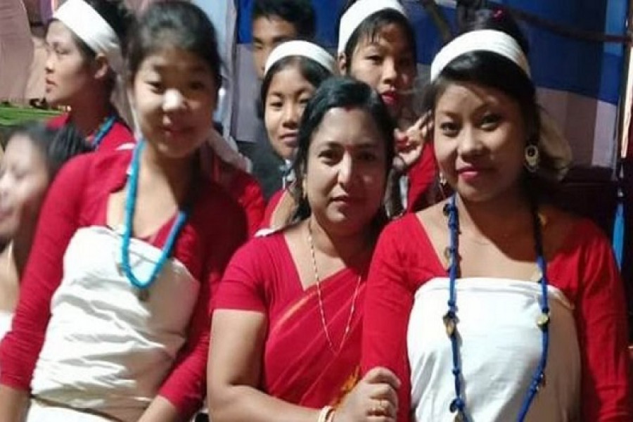 স্কুলে যেতে প্রতিদিন ৪৪ কিলোমিটার পথ পাড়ি দেন এই শিক্ষিকা