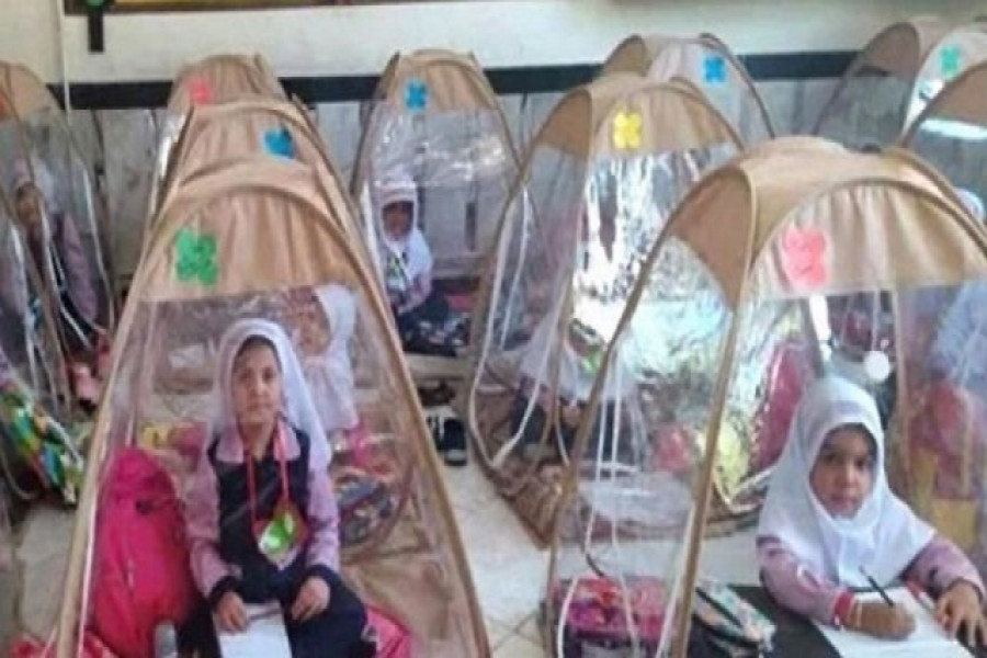 করোনা: ইরানে তাঁবুর মধ্যে ক্লাস করছেন শিক্ষার্থীরা