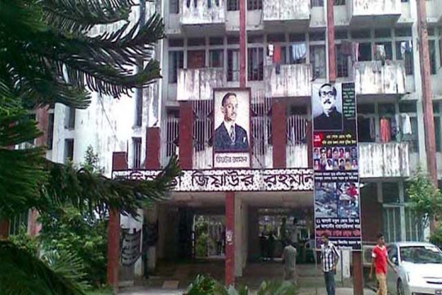 হলের বাসা না ছেড়ে শিক্ষা ছুটিতে ঢাবি শিক্ষক, সিলগালার অভিযোগ