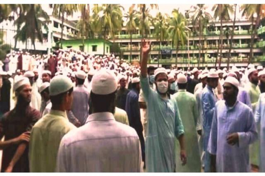 শফীপুত্রের বহিষ্কার দাবিতে উত্তাল হাটহাজারী মাদরাসা